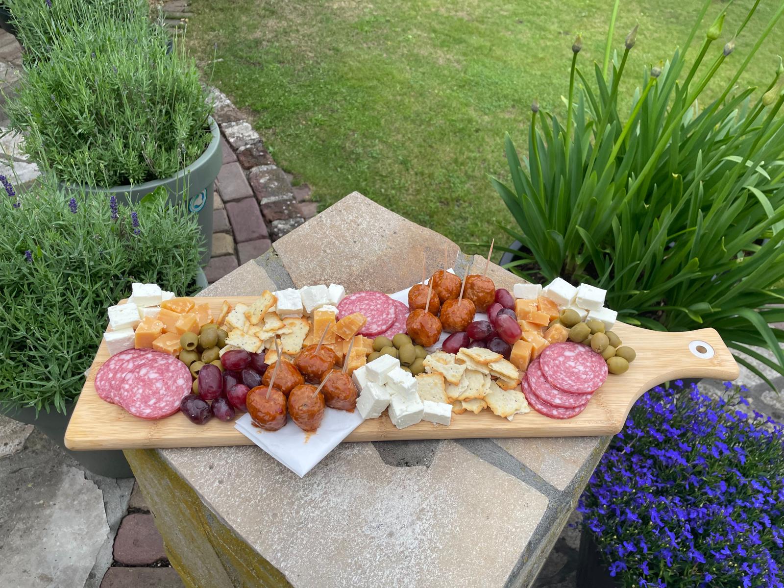 Tapasplank met olijven, kaas en bitterballen