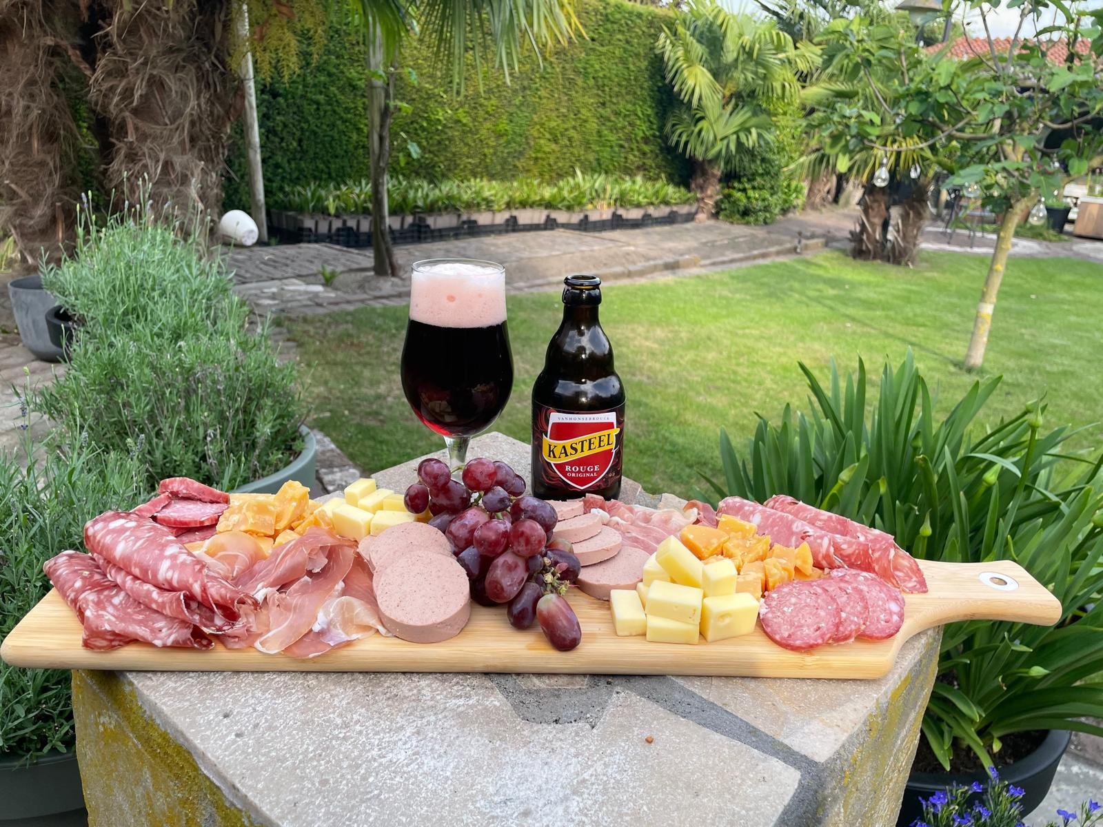 Borrelplank met charcuterie en een Kasteel Rouge