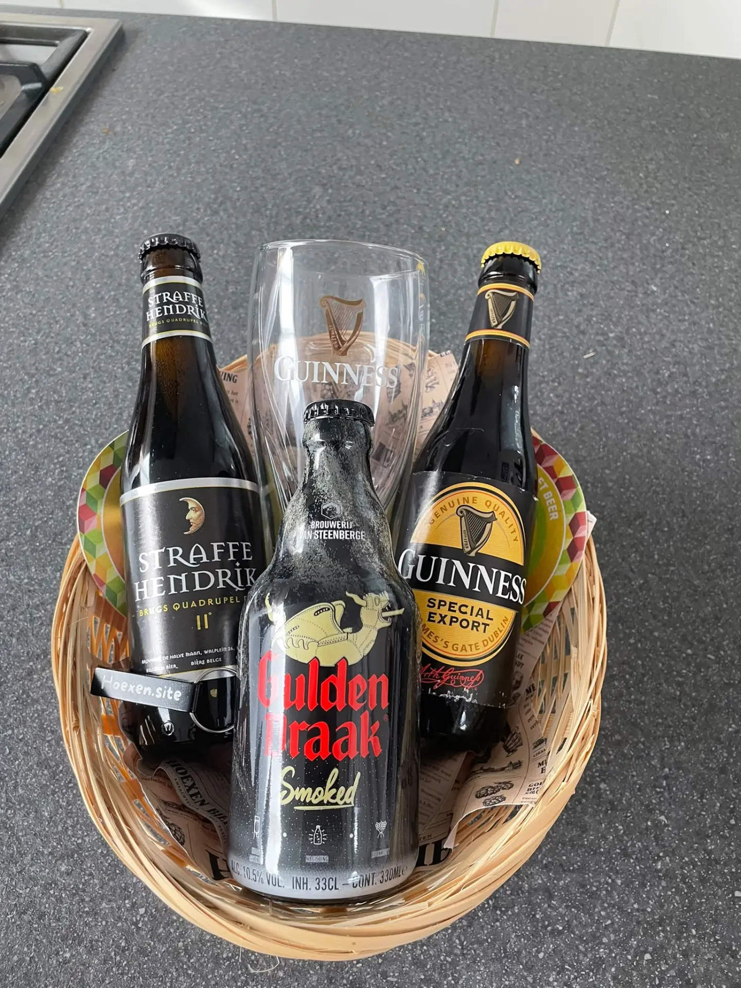 Speciaalbiergeschenk van Hoexen met bier en glas in een mand